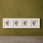 Nova IV három földelt csatlakozóaljzat dugalj USB csatlakozóval fehér kerettel