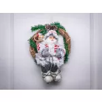MagicHome karácsonyi dekoráció, koszorúban ülő Mikulás, 30 cm
