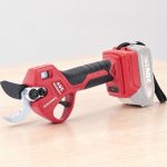 Akkumulátoros metszőolló, Worcraft CSC-S20LiBA ShareSYS, piros/fekete, 2 Ah 20 V Li-Ion, maximum 30 mm vastagság, LCD kijelző, akkumulátor és töltő nélkül