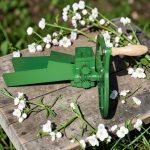 Kézi fű- és csalándaráló, RP 03, zöld, átmérő: 27 cm, háromkéses, állítható vágáshossz 3–9 mm, fogaskerekes adagoló