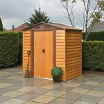 Kerti ház, Strend Pro Garden, 193 × 152 × 203 cm, barna, festett fémlemez, horganyzott keret, korrózióálló, dupla tolóajtó, 4 szellőzőnyílás