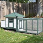 Tyúkól, Strend Pro Garden, 1,96 × 0,765 × 0,98 m, fából készült, dróthálós kifutóval, nyitható tetővel, fészekhellyel, rámpával, zárható ajtókkal