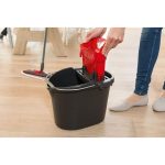 Vödör, Vileda Ultramax, 10 liter, piros-szürke, csavarókosárral, ergonomikus kialakítással