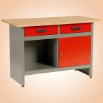 Munkaasztal, 1 US, szürke/piros, 121,5 x 61,5 x 80 cm, acéllemez, 2 fiók, golyóscsapágyas fióksínek, állítható lábak, zárható ajtó