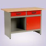 Munkaasztal, 1 US, szürke/piros, 121,5 x 61,5 x 80 cm, acéllemez, 2 fiók, golyóscsapágyas fióksínek, állítható lábak, zárható ajtó