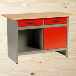 Munkaasztal, 1 US, szürke/piros, 121,5 x 61,5 x 80 cm, acéllemez, 2 fiók, golyóscsapágyas fióksínek, állítható lábak, zárható ajtó