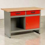 Munkaasztal, 1 US, szürke/piros, 121,5 x 61,5 x 80 cm, acéllemez, 2 fiók, golyóscsapágyas fióksínek, állítható lábak, zárható ajtó