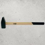 Lakatoskalapács, Strend Pro HM131, fekete, 8000 g, fa nyél, acél fej, DIN 1042, lapos/hegyes