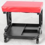 Műhelyszék, Strend Pro, fekete/piros, 36 × 36,5 × 36,6 cm, gurulós, 4 forgó kerék, szerszámtároló rekesszel, fém vázas, vinil ülőke, 136 kg teherbírás