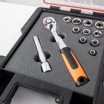 Rendszerező koffer, Qbrick Patrol System One Organizer M, 36,5 × 26,5 × 7,7 cm, fekete, habszivacs betéttel, víz- és porálló, Easy Access rendszer