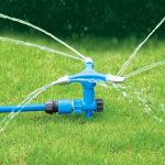 Kerti locsolófej, Aquacraft 260160, kék, forgó 360°, 3 karos, tüskés, körkörös öntözés, gyepbe szúrható rögzítéssel, maximum 100 m2 öntözési terület