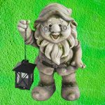 Kerti dekoráció, MagicHome Gecco, törpe lámpással, szürke, 24 x 21 x 36 cm, magnézia