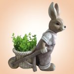 Kerti dekoráció, MagicHome Gecco, nyuszi talicskával, barna, 42 x 19 x 49 cm, magnézia, egyben virágtartó is