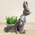 Kerti dekoráció, MagicHome Gecco, nyuszi talicskával, barna, 42 x 19 x 49 cm, magnézia, egyben virágtartó is