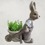 Kerti dekoráció, MagicHome Gecco, nyuszi talicskával, barna, 42 x 19 x 49 cm, magnézia, egyben virágtartó is