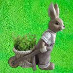 Kerti dekoráció, MagicHome Gecco, nyuszi talicskával, barna, 42 x 19 x 49 cm, magnézia, egyben virágtartó is