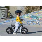 Kétkerekű futóbicikli, Ricokids Funnu, fekete, magnézium váz, EVA habkerekek 29 cm, állítható ülésmagasság 35-42 cm, gumírozott markolatok ütközőkkel, könnyű