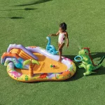 Felfújható vízi játék, Intex Dino Park, 201 × 157 × 69 cm, zöld, dinoszaurusz mintás, csúszdával, labdákkal, locsolótömlőre csatlakoztatható zuhannyal (56139)