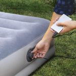 Felfújható vendégágy, Intex Queen Prestige középmagas matrac, 152 x 203 x 30 cm, szürke, kétszemélyes, szálas belső szerkezettel, puha felülettel, beépített USB-s elektromos pumpával (64114)