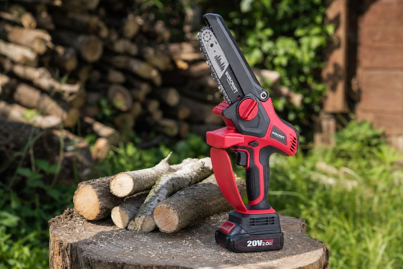 Akkumulátoros láncfűrész, Worcraft CHS-S20LiBPM ShareSYS, piros/fekete, mini, 2 Ah 20 V Li-Ion, vezetősín: 15 cm, 7,5 m/s láncsebesség, akkumulátorral, töltővel, láncolajjal, kofferben