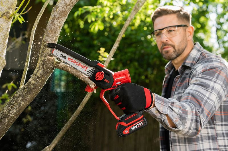 Akkumulátoros láncfűrész, Worcraft CHS-S20LiBDM ShareSYS, piros/fekete, mini, 2 Ah 20 V Li-Ion, vezetősín: 20 cm, 7,8 m/s láncsebesség, 50 ml olajtartály, akkumulátorral, töltővel, láncolajjal, kofferben