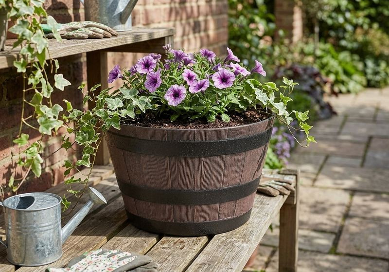 Műanyag virágcserép, Strend Pro Garden Woodeff, sötétbarna, átmérő: 39 cm, magasság: 23 cm, hordó formájú, 18,5 l, fahatású, kerek