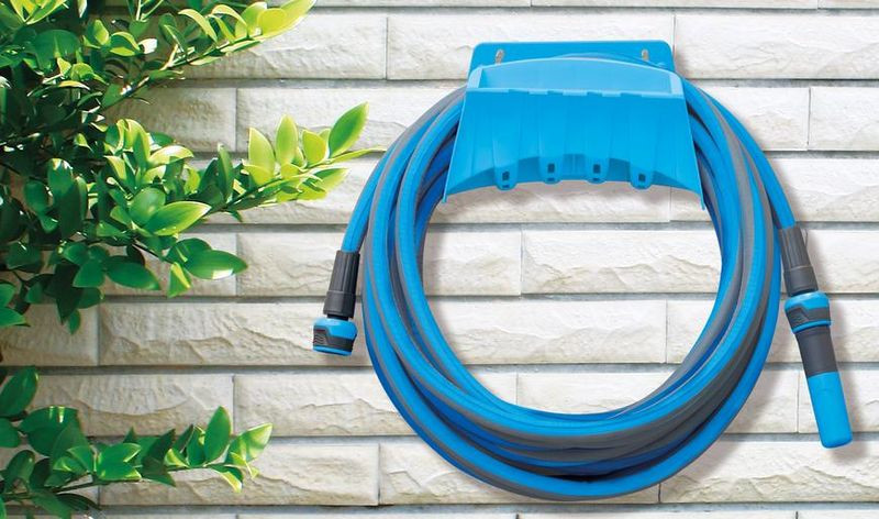 Kerti locsolótömlő, Aquacraft 870101, kék/szürke, 1/2", 10 m, 35 bar, 2 funkciós fúvókával, fali tartóval, PVC belső cső, textilborítás