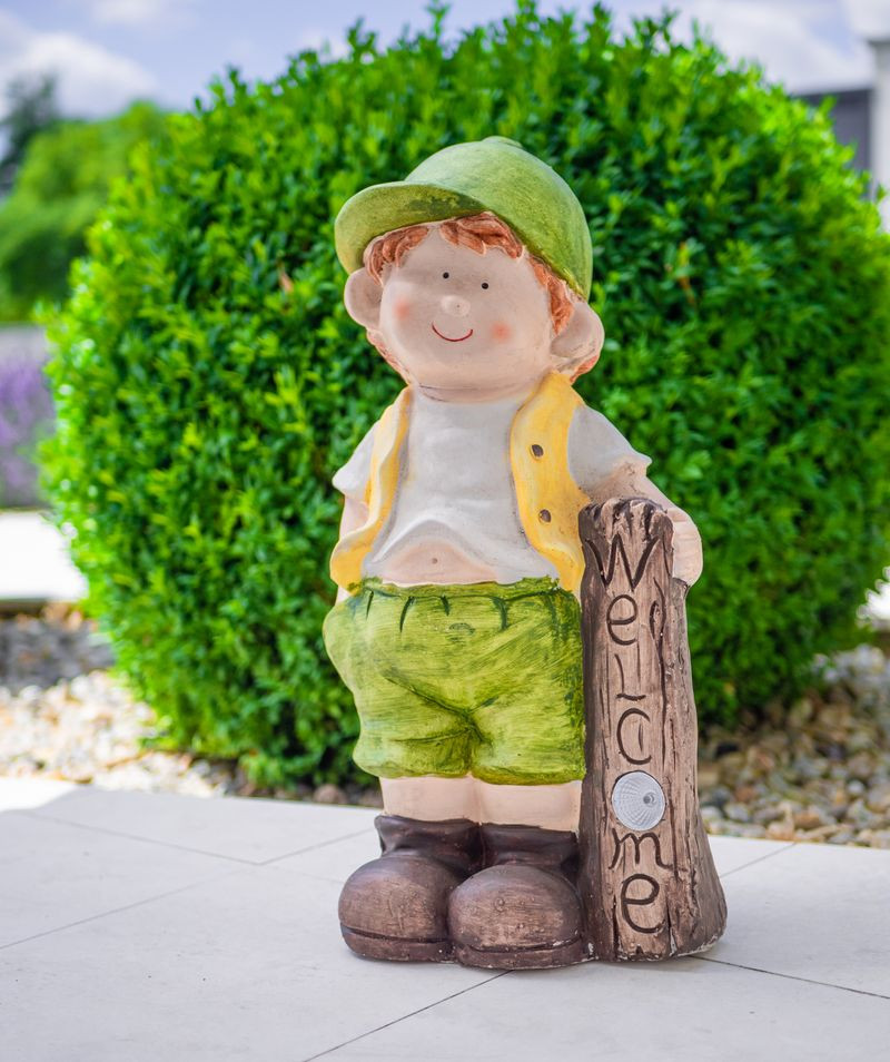 Kerti dekoráció, MagicHome, kisfiú szolár LED táblával, barna, 24 x 18 x 49 cm, kerámia